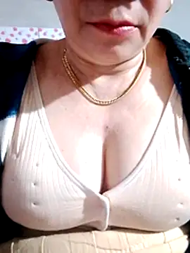 small-house123's cam snapshot