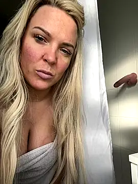 Bustyblondebabe32 live sex cam