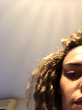 WhiTEChocOlaTE23's cam snapshot