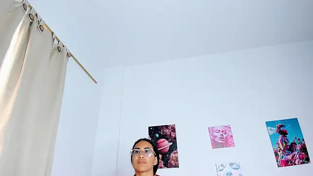 tyra_bankss_'s cam snapshot