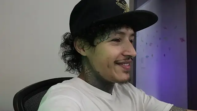 trieone live sex cam