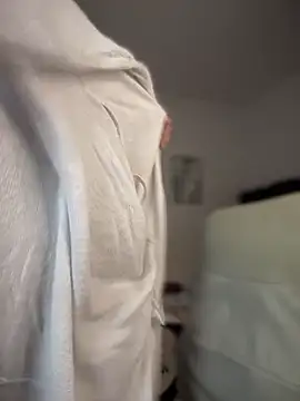 horny_roomiess's cam snapshot