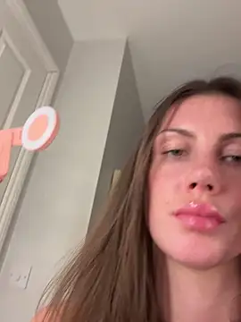 MilaRenee live sex cam