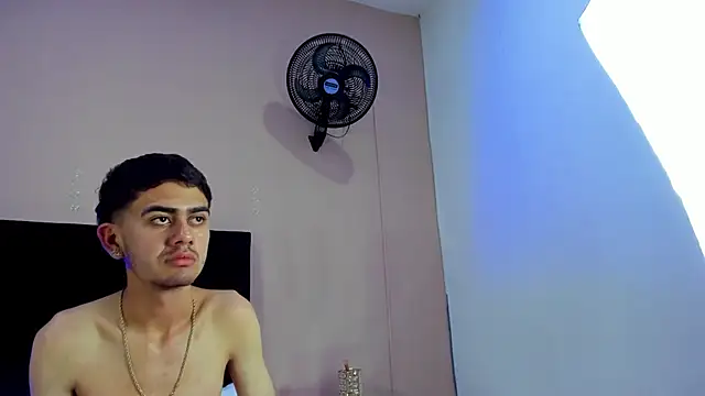 Logan_Wolf_ live sex cam