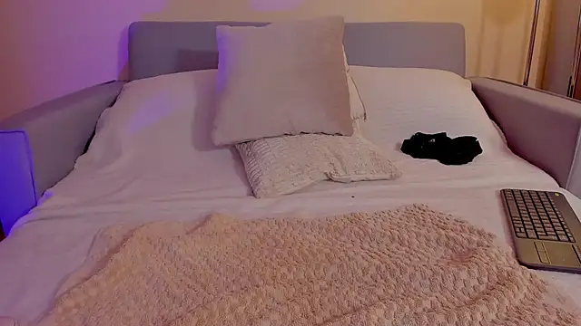 miadaniells_hot's cam snapshot