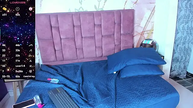 zoe_medina1's cam snapshot