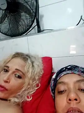 2Juicy_pussy's cam snapshot