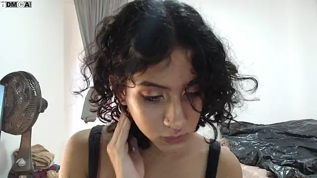 AlinaWoolf_'s cam snapshot