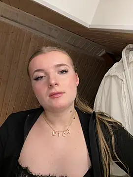 MilaLuxe live sex cam