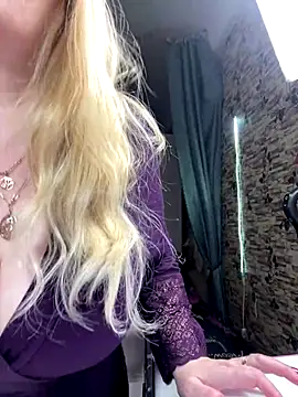 Sweet-blonde's cam snapshot