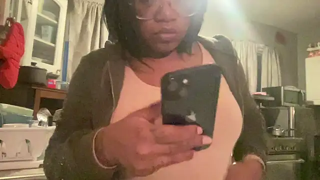 MommyConfident's cam snapshot