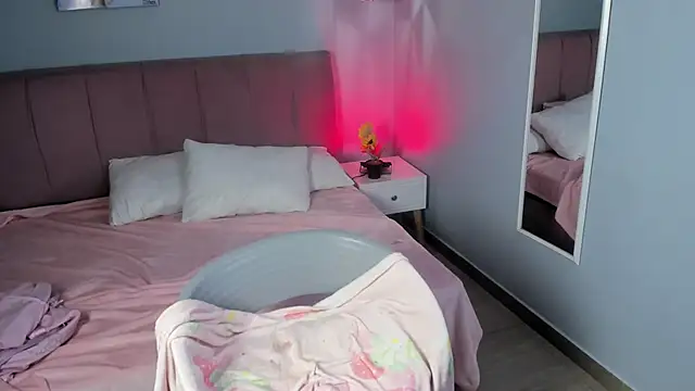 ela_petit's cam snapshot