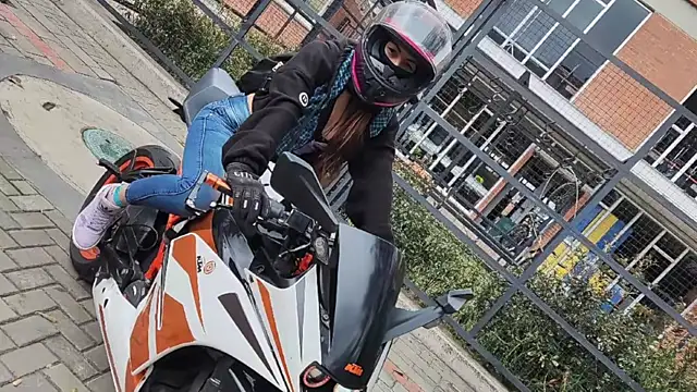 zoe_medina1's cam snapshot