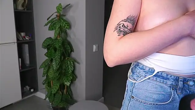 DejaBez's cam snapshot