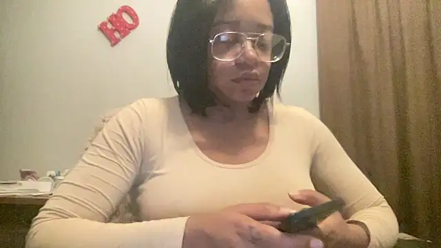 MommyConfident's cam snapshot