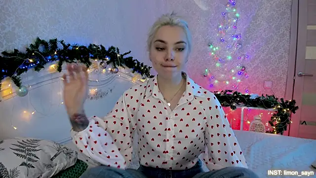 LillyMoure_'s cam snapshot