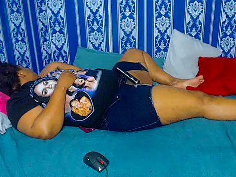 JUICEYLIPS333's cam snapshot