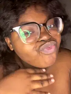 nylafromnextdoor's cam snapshot