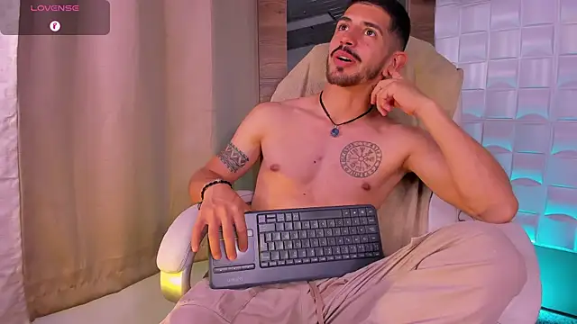 AlejandroStormm live sex cam