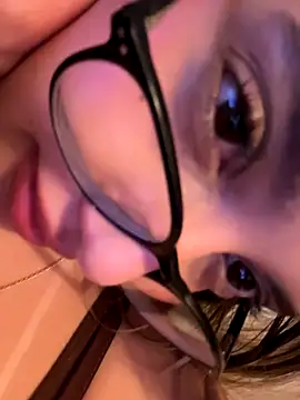 saliha_pinky_'s cam snapshot