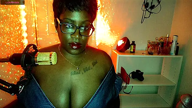 lovelyenigma365's cam snapshot