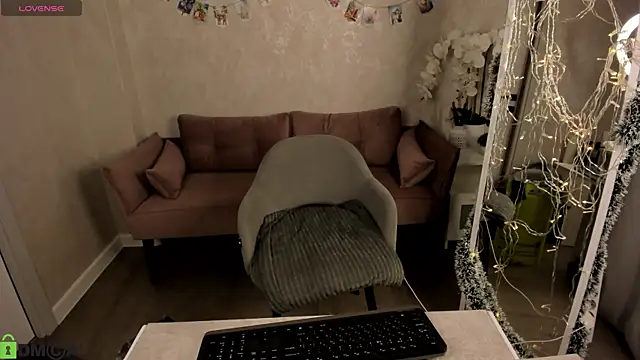 Adeline_Perle's cam snapshot