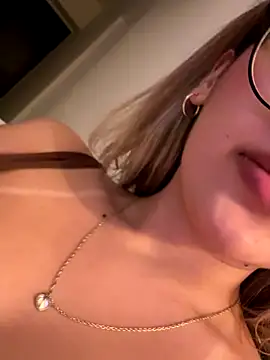 saliha_pinky_'s cam snapshot