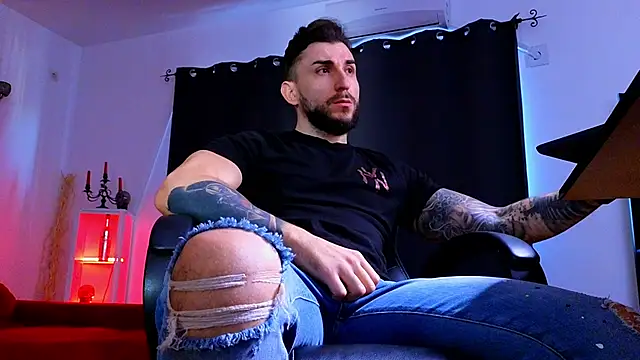 MightyAaron66 live sex cam