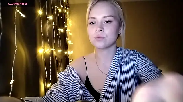 LunaPeony's cam snapshot