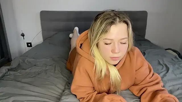 Embersweetbunny's cam snapshot