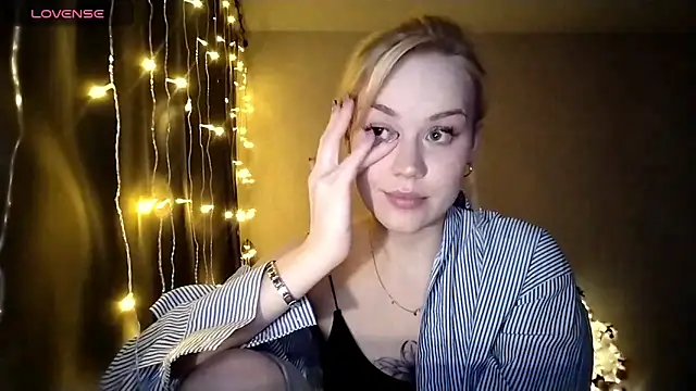 LunaPeony's cam snapshot