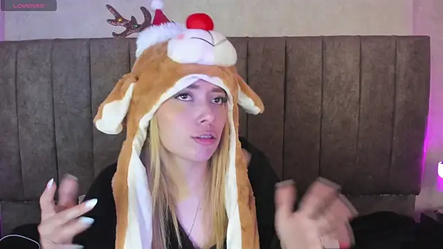 LanaMills_'s cam snapshot