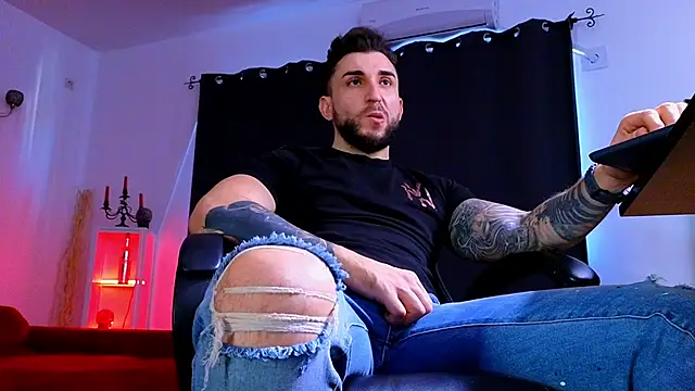 MightyAaron66 live sex cam