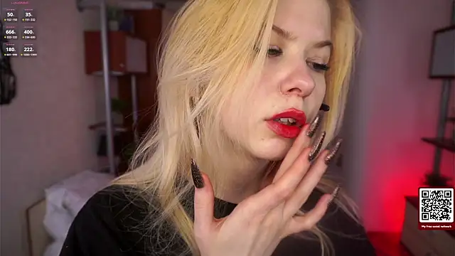 LynetHakes live sex cam