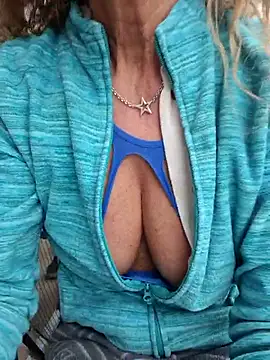 HotWifeLyn68's cam snapshot