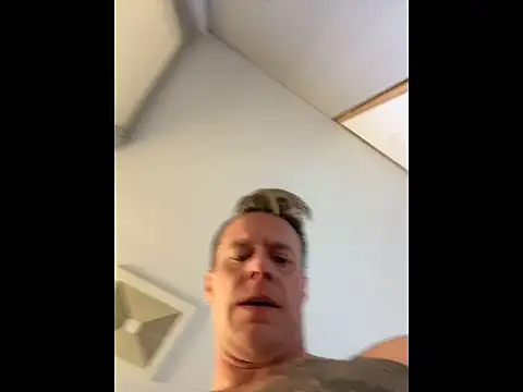 DILFiGuess1's cam snapshot