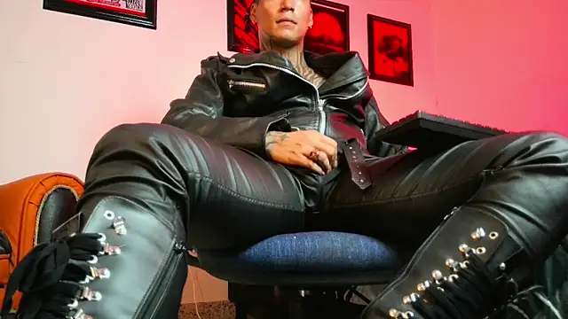 Leonnardo_Jaramillo live sex cam