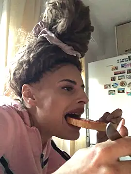 WhiTEChocOlaTE23's cam snapshot