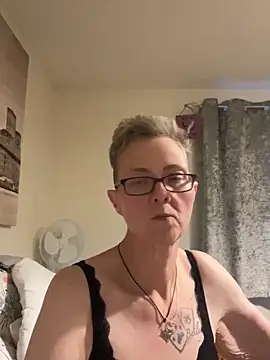 Curvy-Jinx live sex cam