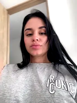 LaraHenao live sex cam