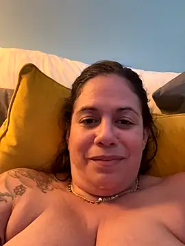 PrettyKittyMia live sex cam