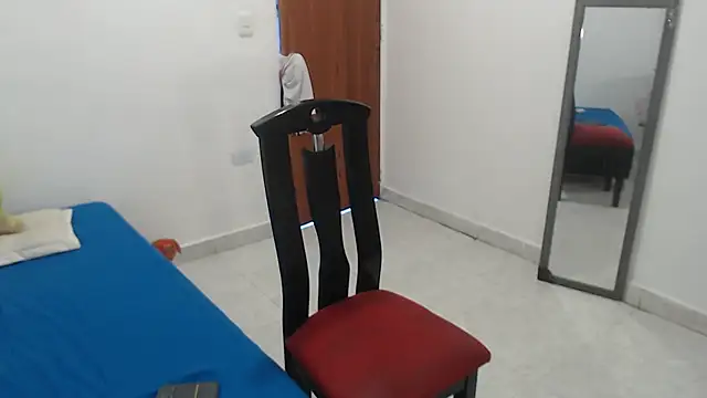 Laura_fox1's cam snapshot