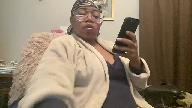 MommyConfident's cam snapshot