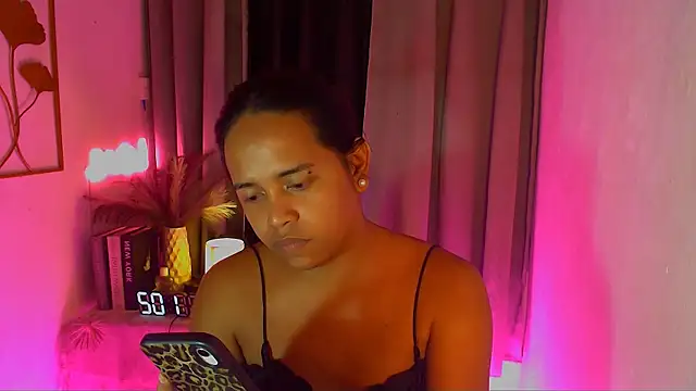 Lorainnelustts live sex cam