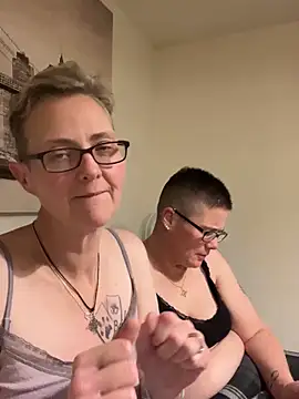 Curvy-Jinx live sex cam