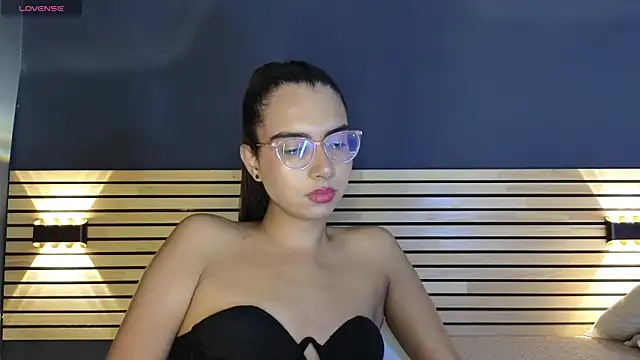 sara_saenz99 live sex cam