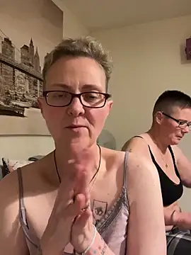 Curvy-Jinx live sex cam