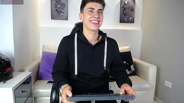 AdrianRinaldi live sex cam