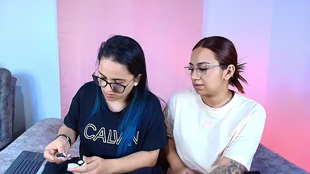 Jules_n_Gia live sex cam