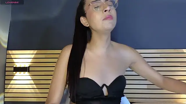 sara_saenz99 live sex cam